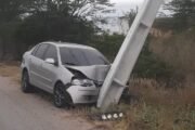Veículo colide com poste na saída de Uauá para Juazeiro