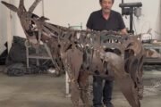 Bel Borba presenteia Uauá com escultura do bode para o Centenário