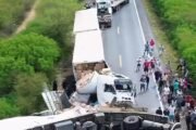 Acidente entre carretas interdita a BR 116 por 24 horas