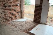 Reforma de escola inacabada leva estudantes a utilizar galpão de associação em Caldeirãozinho I